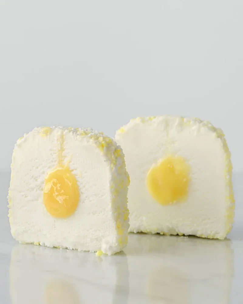 官方产品图:切开的 Lemon Gelato Bomb,流心柠檬酱从中间淌出(图:Via Emilia 官网)
