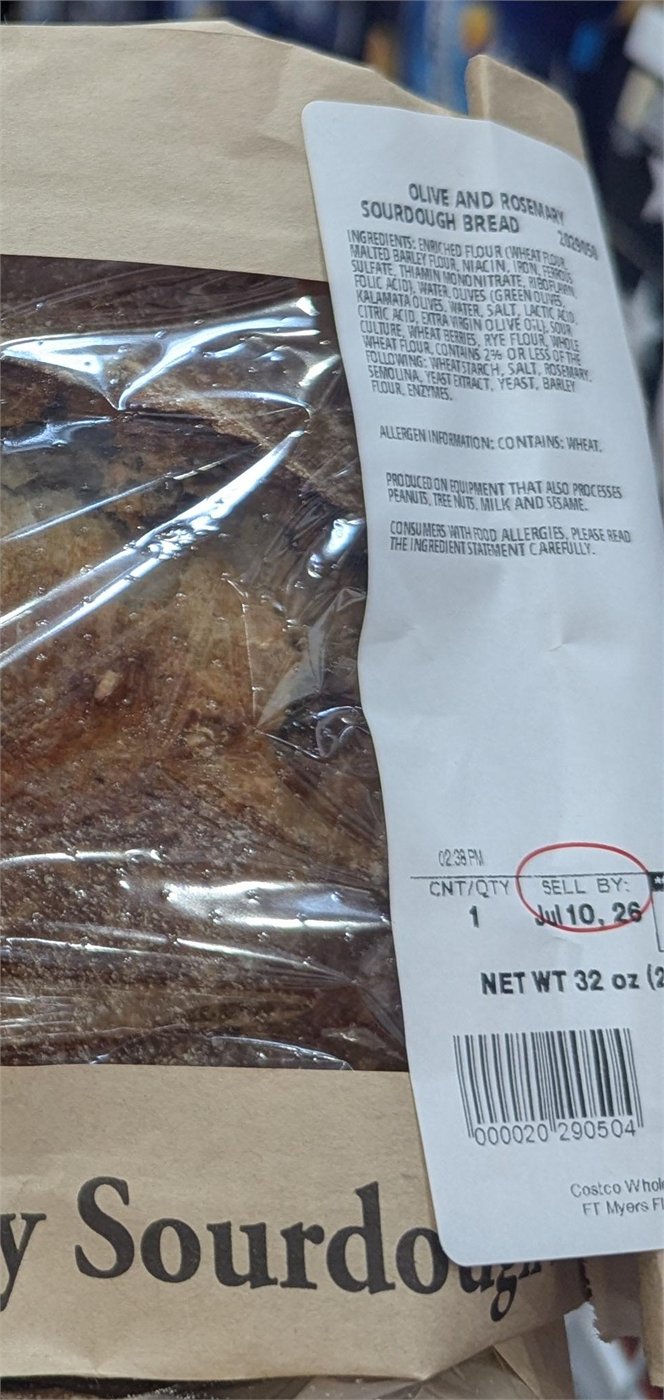 Costco 实物配料标签：含两种橄榄、sour culture、麦粒、黑麦粉、全麦粉、迷迭香和酵母（图：Reddit u/francehotel）
