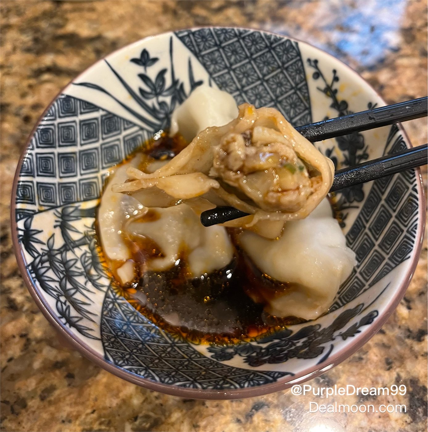 煮熟后切开的湾仔码头水饺，能看到肉、白菜、葱和木耳的颗粒与汁水（图：Dealmoon @PurpleDream99）